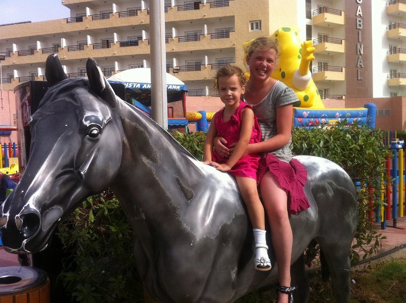 dc-2011-0380 nienke en lydia, roquetas de mar, spanje (12-07-2011)